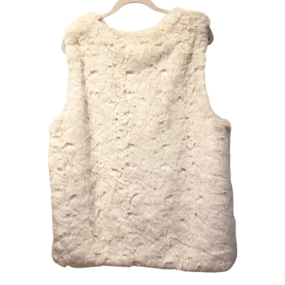 Jamie Vegan Fur Vest - Picture 3 of 9